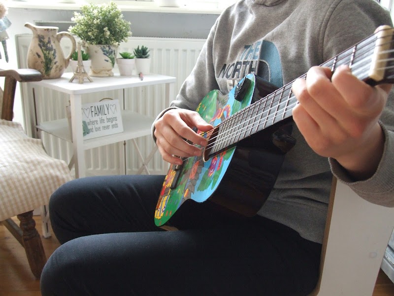 
                            Dom Pełen Sztuki (Firma Stefana) lekcje gry na gitarze, teatr